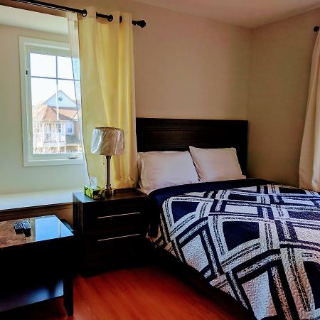 Three Bedrooms Townhouse Toronto Extérieur photo