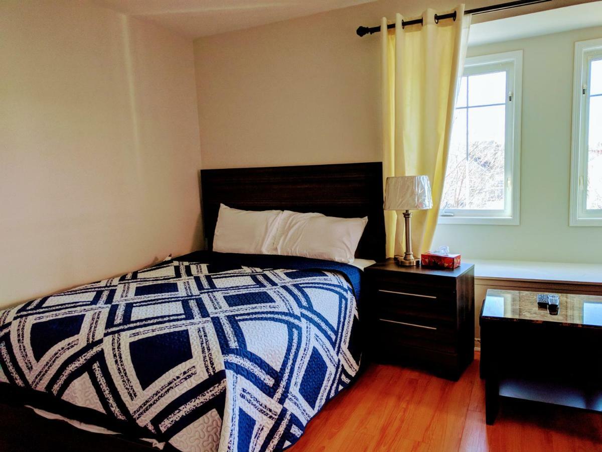 Three Bedrooms Townhouse Toronto Extérieur photo